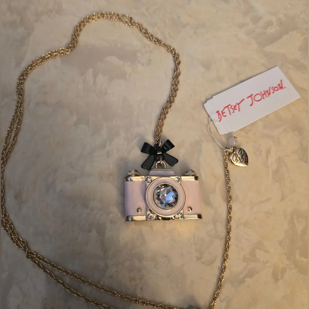 Betsey Johnson Pink Camera Pendant Necklace with Black Bow NWT! Rare! - Picture 1 of 16